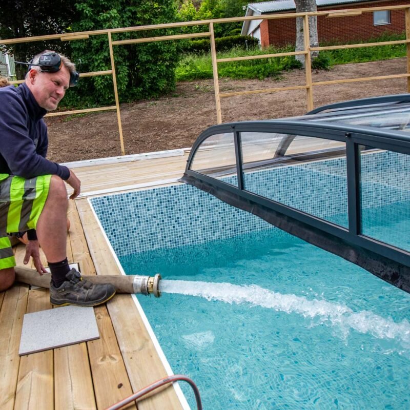 Centralen utför poolfyllning hos kund