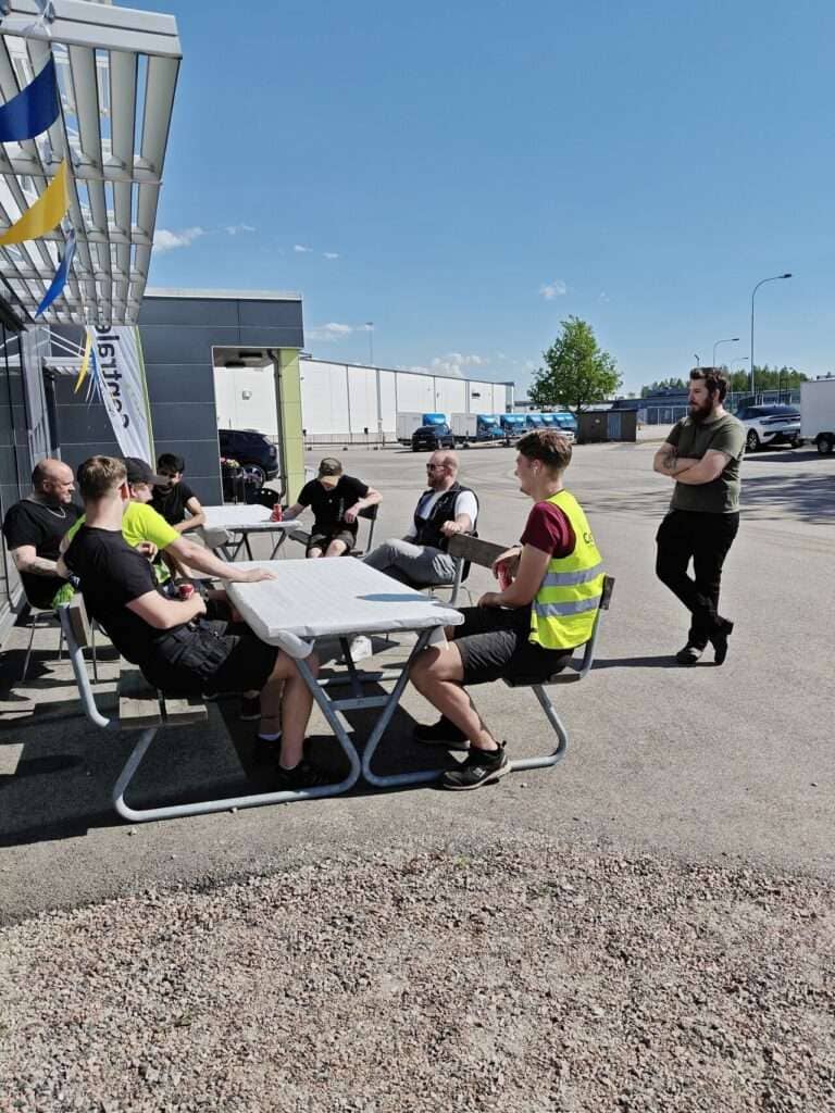 Centralens chaufförer samlade för en grillning vid kontoret i Vänersborg, maj 2025