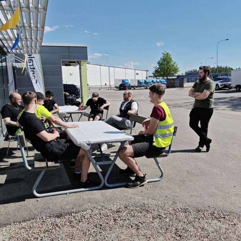 Centralens chaufförer samlade för en grillning vid kontoret i Vänersborg, maj 2025